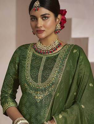 Floral embroidered zari work jacquard straight kurta with trousers & dupatta 5