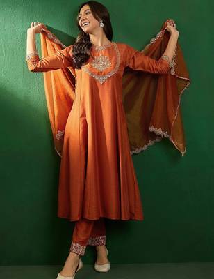 Embroidered boat-neck kurta with trousers & dupatta 1