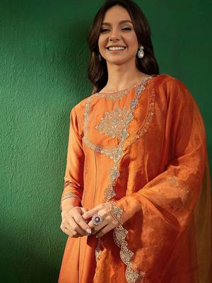 Embroidered boat-neck kurta with trousers & dupatta 2