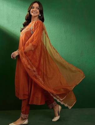 Embroidered boat-neck kurta with trousers & dupatta 5