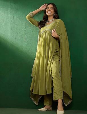 Alia cut embroidered v-neck kurta with trousers & dupatta 2