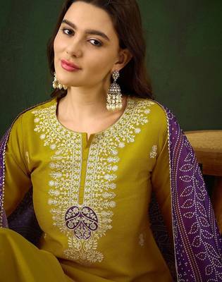 Floral embroidered straight kurta with trouser & dupatta 2