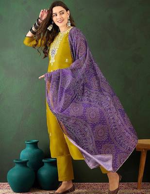 Floral embroidered straight kurta with trouser & dupatta 5