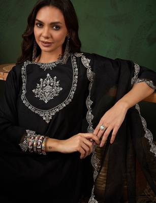 Black floral embroidered round neck zari a-line kurta with trouser & dupatta 2