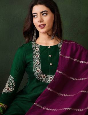 Floral embroidered thread work straight kurta with trousers & dupatta 2