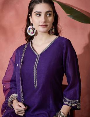 Floral embroidered v-neck a-line kurta with trousers & dupatta 2