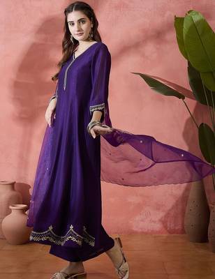 Floral embroidered v-neck a-line kurta with trousers & dupatta 5