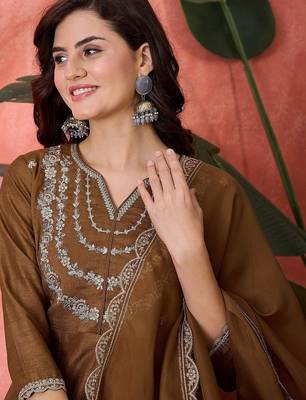 Embroidered v-neck kurta, trousers & dupatta set 2