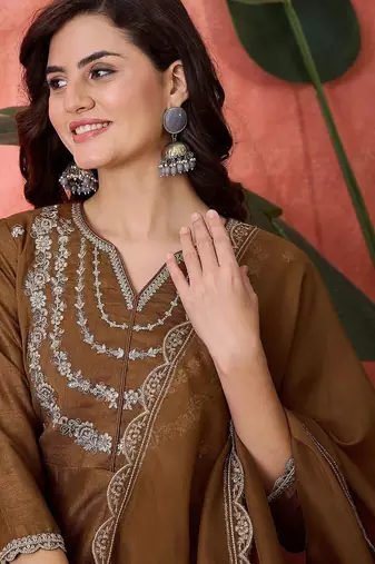 Embroidered v-neck kurta, trousers & dupatta set