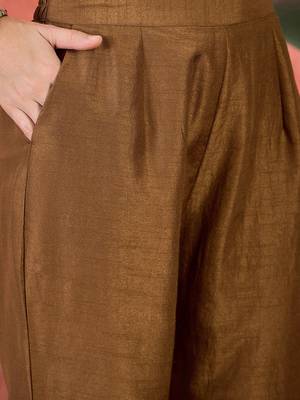Embroidered v-neck kurta, trousers & dupatta set 3