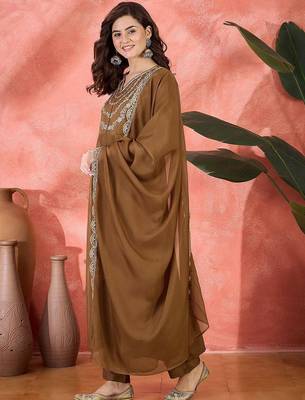 Embroidered v-neck kurta, trousers & dupatta set 5