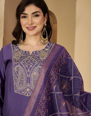 Women ethnic motifs embroidered kurta with pyjama & dupatta 2