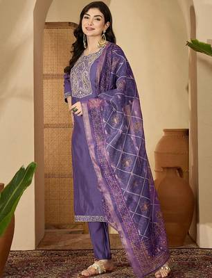 Women ethnic motifs embroidered kurta with pyjama & dupatta 5