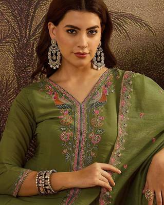 Floral embroidered v-neck sequinned a-line kurta with trousers & dupatta 2