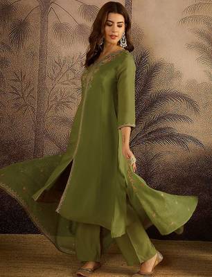 Floral embroidered v-neck sequinned a-line kurta with trousers & dupatta 5