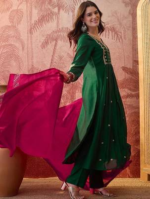 Embroidered straight kurta & trousers with dupatta 3
