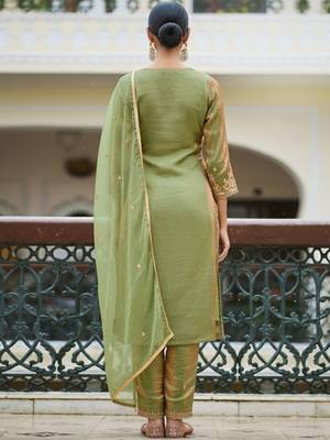 Embroidered round neck straight kurta & trousers with dupatta 5