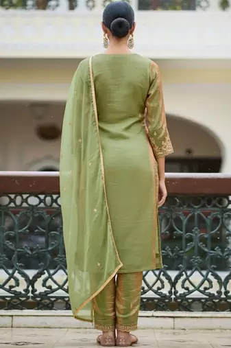 Embroidered round neck straight kurta & trousers with dupatta