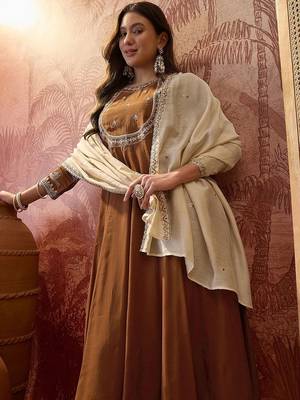 Mandarin collar kurta & churidar with dupatta 2