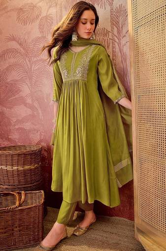 Embroidered v-neck kurta & trousers with dupatta