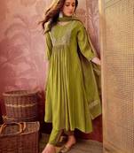 Embroidered v-neck kurta & trousers with dupatta