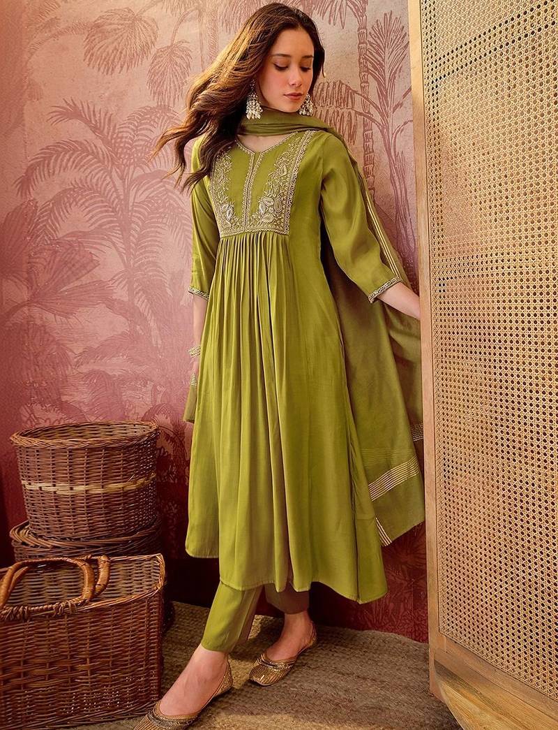 Embroidered v-neck kurta & trousers with dupatta