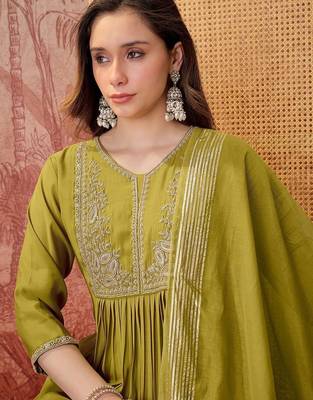 Embroidered v-neck kurta & trousers with dupatta 2