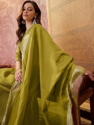 Embroidered v-neck kurta & trousers with dupatta 3