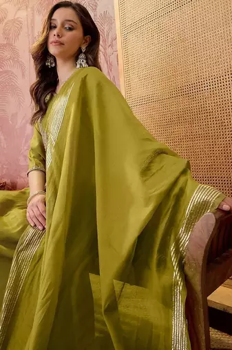 Embroidered v-neck kurta & trousers with dupatta