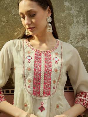 Embroidered round neck kurti & palazzos 3