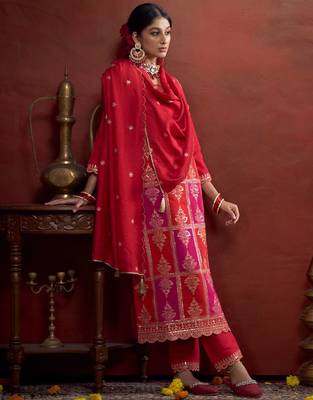 Zari sequence embroidered straight kurta & trousers with dupatta 3