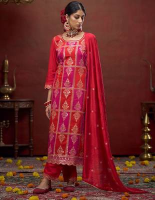 Zari sequence embroidered straight kurta & trousers with dupatta 4
