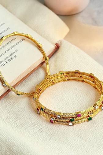 Set of 4 gold plated sleek kundan bangles