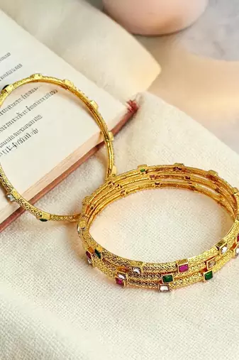 Set of 4 gold plated sleek kundan bangles