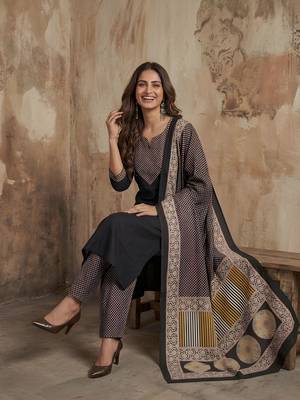 Pink color beautiful fendy silk fabric glamorous ceremonial looks salwar kameez 5