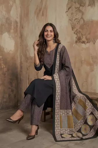 Pink color beautiful fendy silk fabric glamorous ceremonial looks salwar kameez