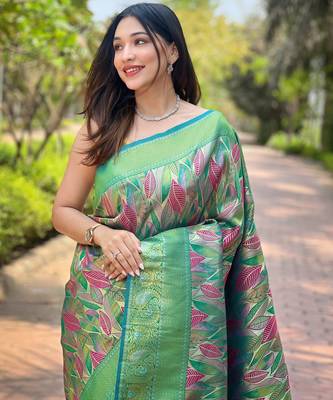 elegant green silk blend saree with contrast weaving border 3