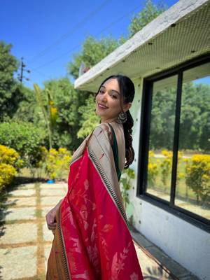 women's pink woven silk blend saree with blouse piece 2