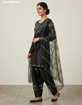 Black silk blend embroidered kurta-sets 4