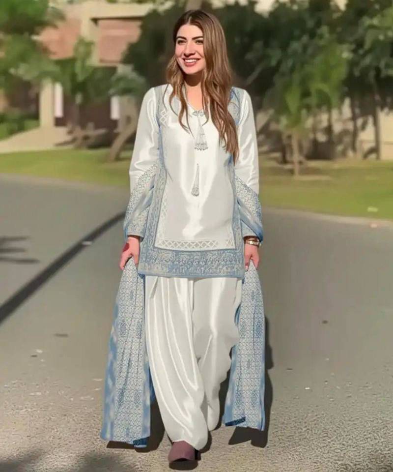 Off-white silk blend embroidered kurta-sets