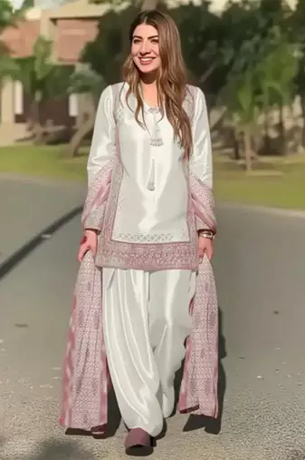 Off-white silk blend embroidered kurta-sets
