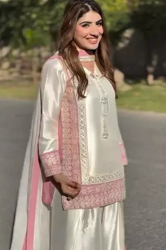 Off-white silk blend embroidered kurta-sets