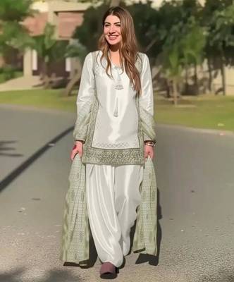 Off-white silk blend embroidered kurta-sets 1
