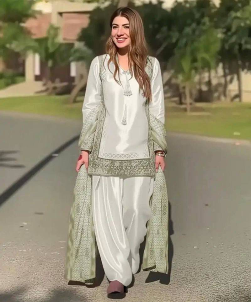 Off-white silk blend embroidered kurta-sets