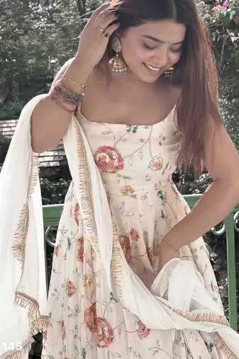 Off-white georgette embroidered kurta-sets
