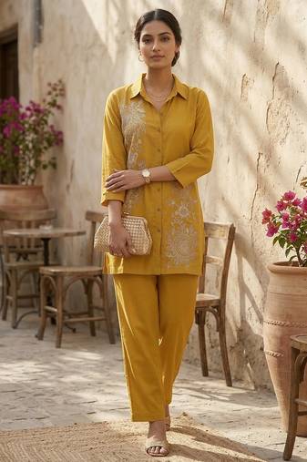 Riwomen's yellow ethnic motif embroidered tunic with straight fit trousers