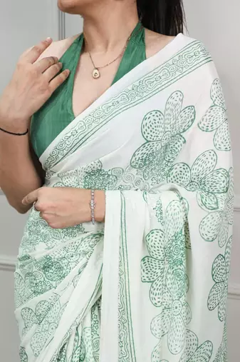 White fabric of saree printed saree with floral print