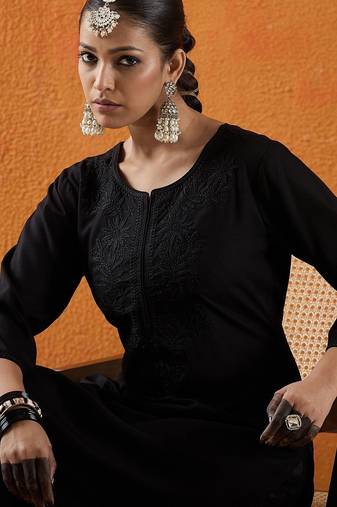 Black floral embroidered thread work straight kurta