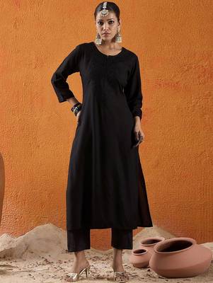 Black floral embroidered thread work straight kurta 1