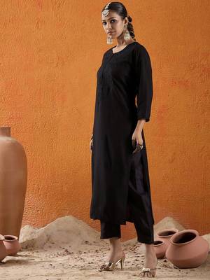 Black floral embroidered thread work straight kurta 3